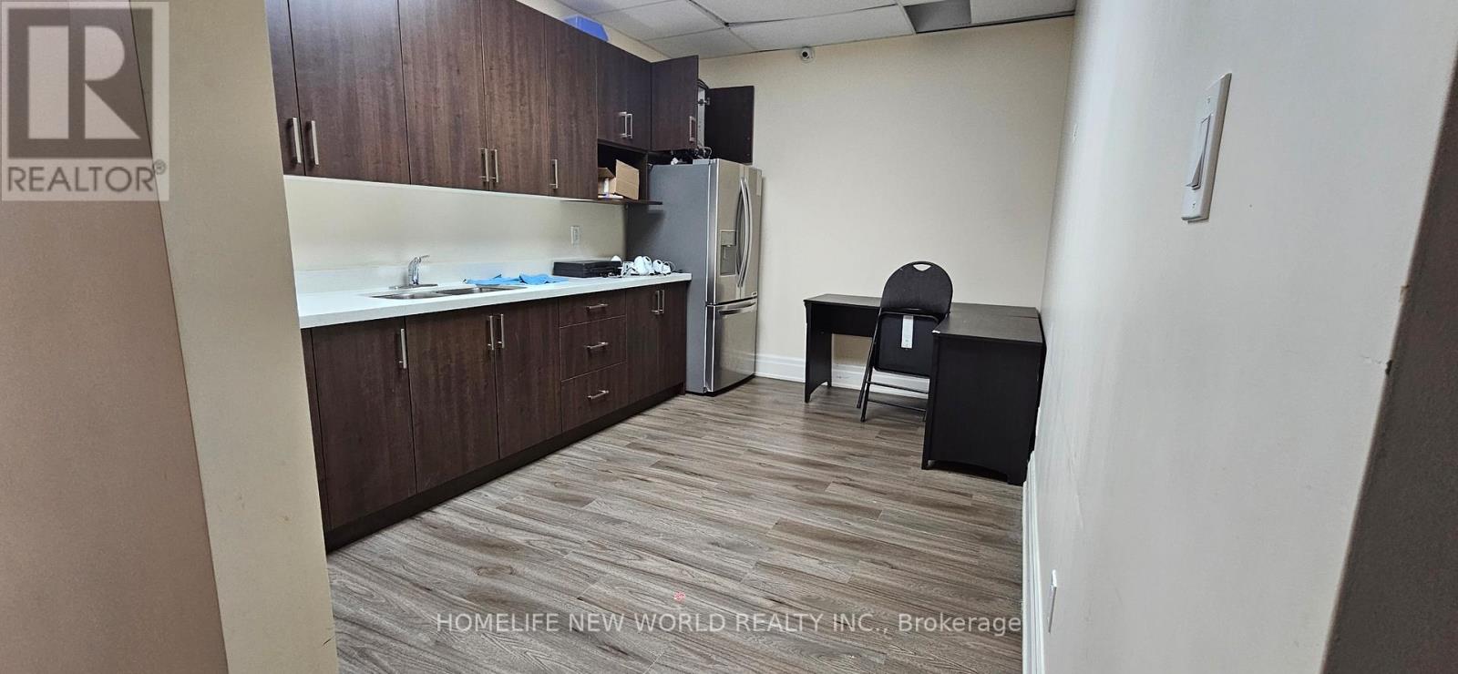 Photo 2 of 6 245 West Beaver Creek Road, Richmond Hill ON