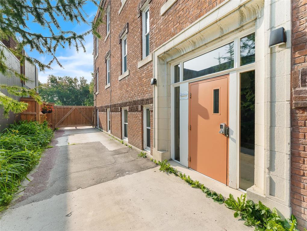 Photo 1 of 8 105 Scotia Street, Winnipeg MB