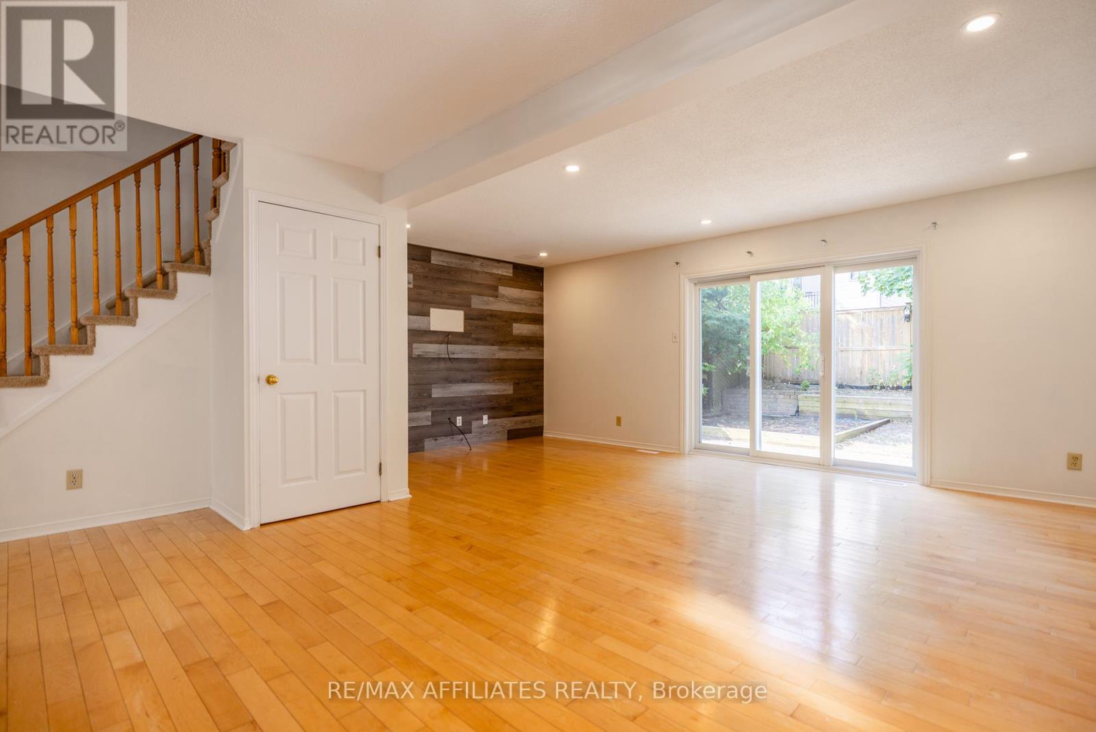 Photo 8 of 14 Castlefield Avenue, Ottawa ON