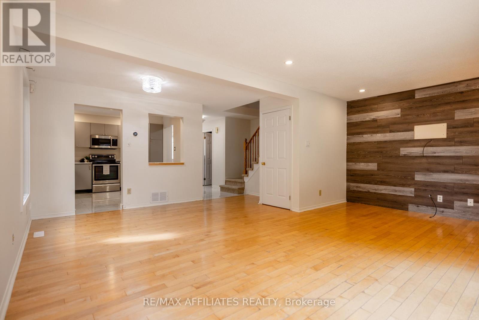 Photo 9 of 14 Castlefield Avenue, Ottawa ON