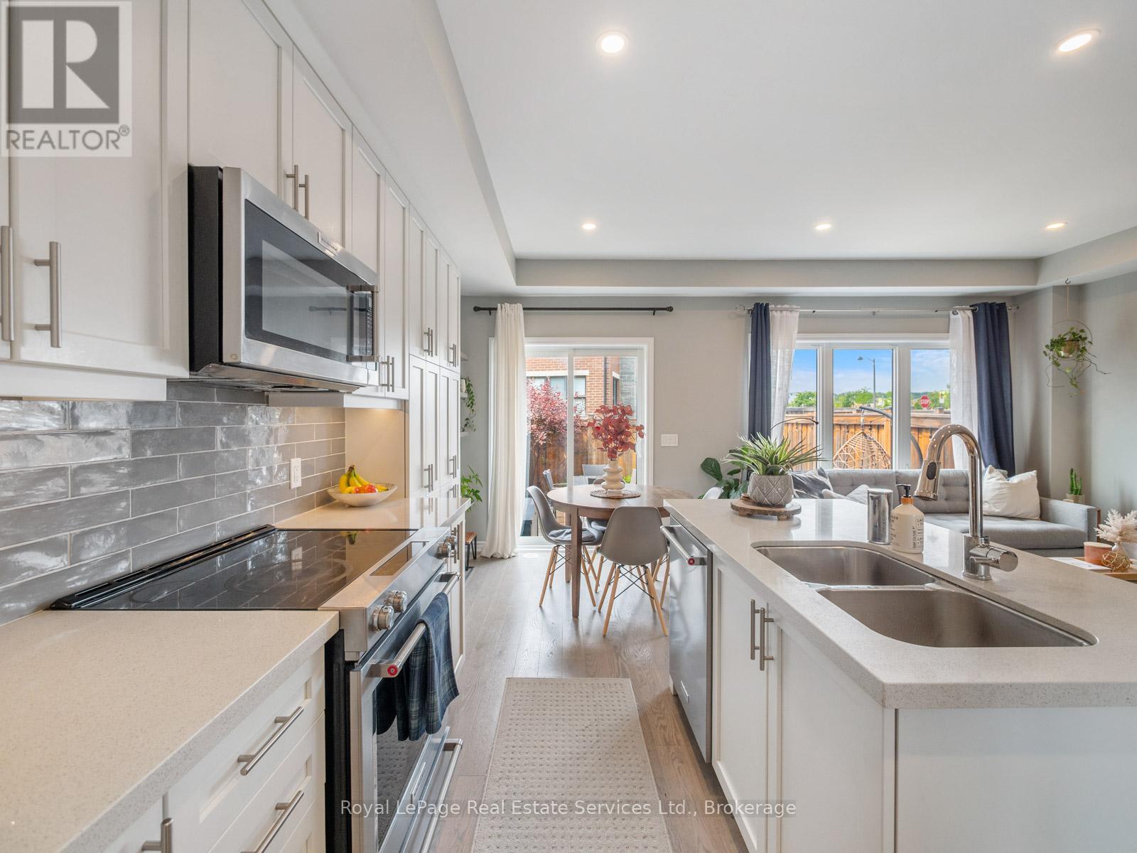 Photo 11 of 431 Athabasca Common, Oakville ON