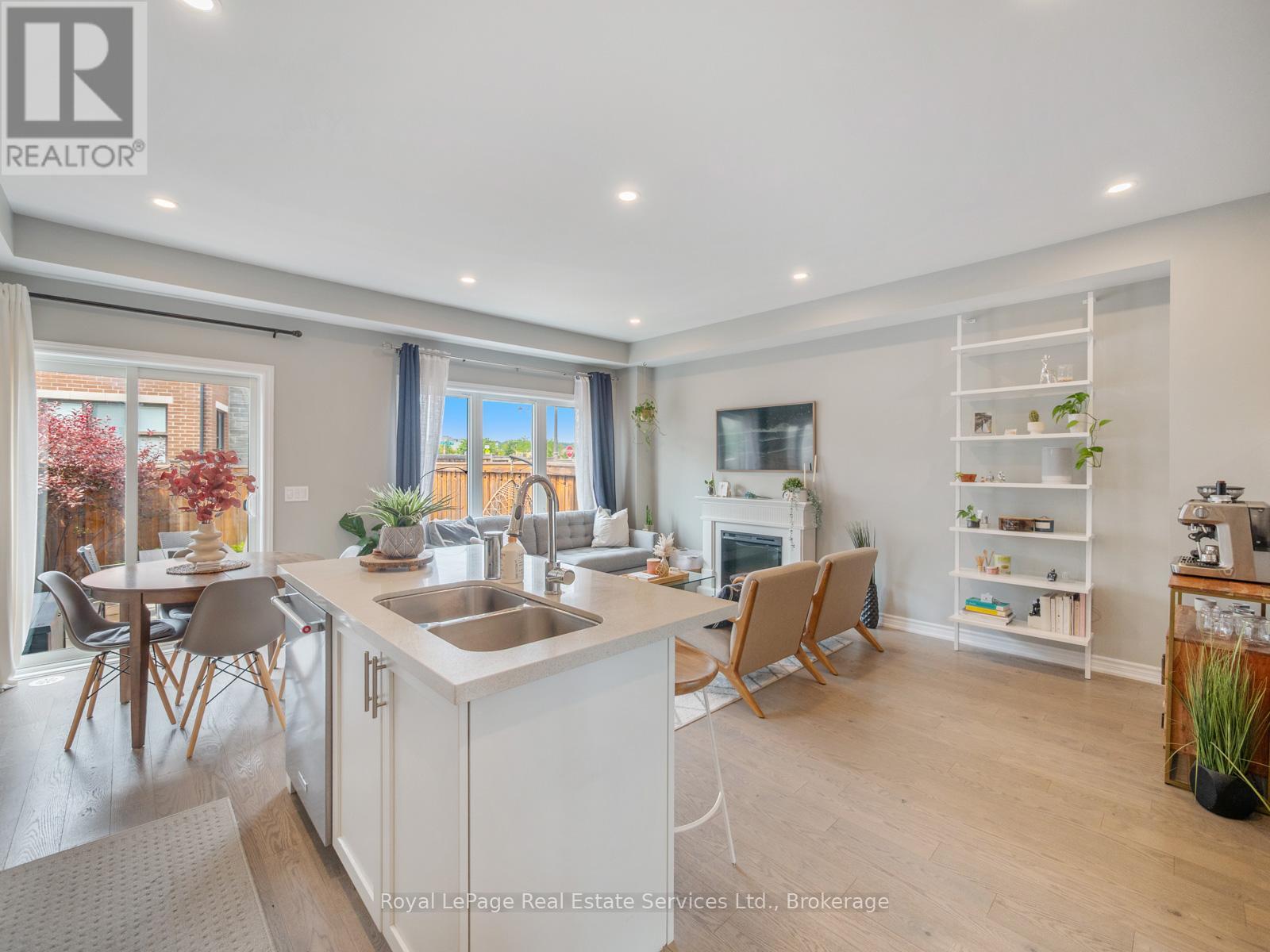 Photo 12 of 431 Athabasca Common, Oakville ON