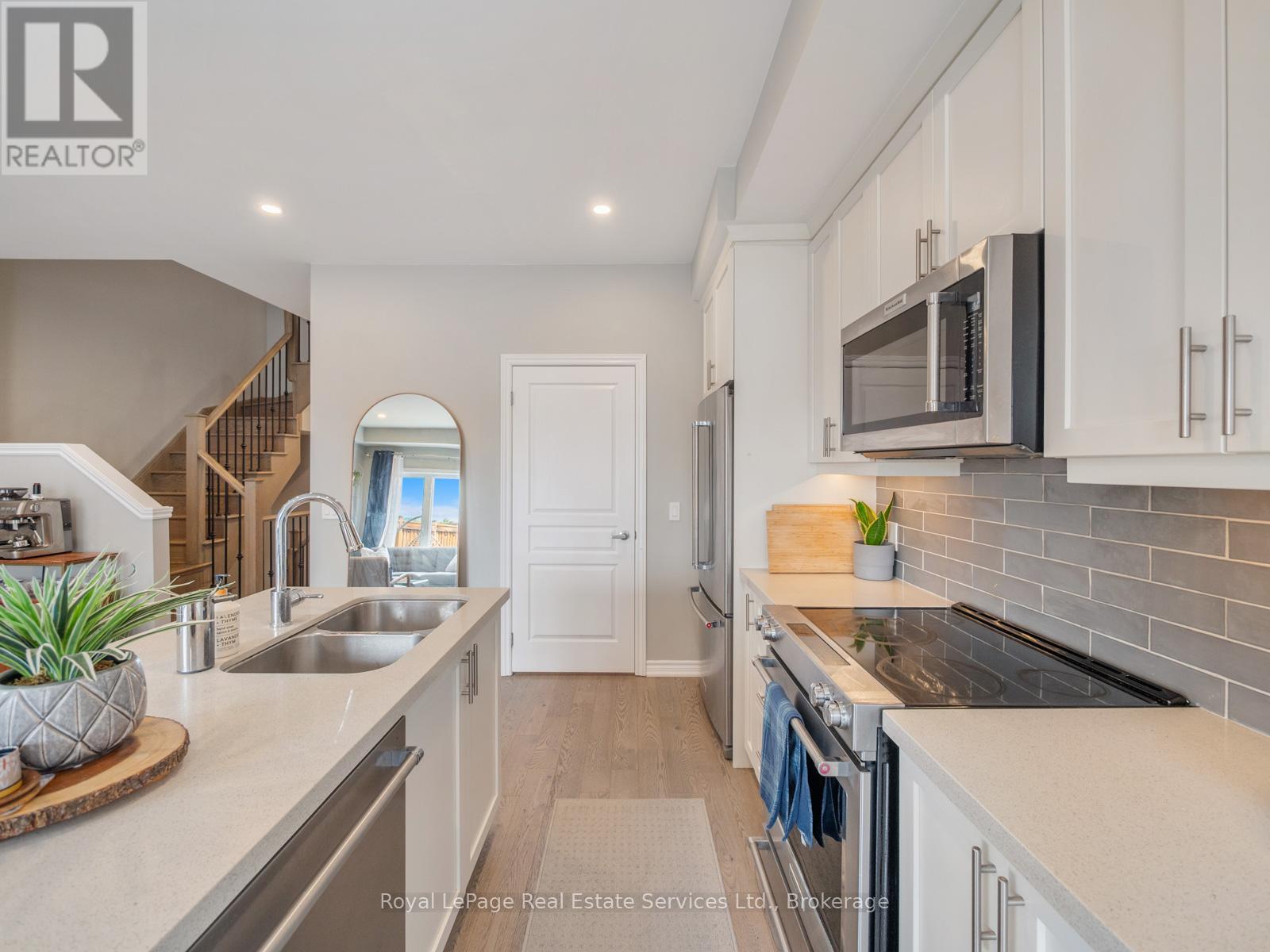 Photo 13 of 431 Athabasca Common, Oakville ON