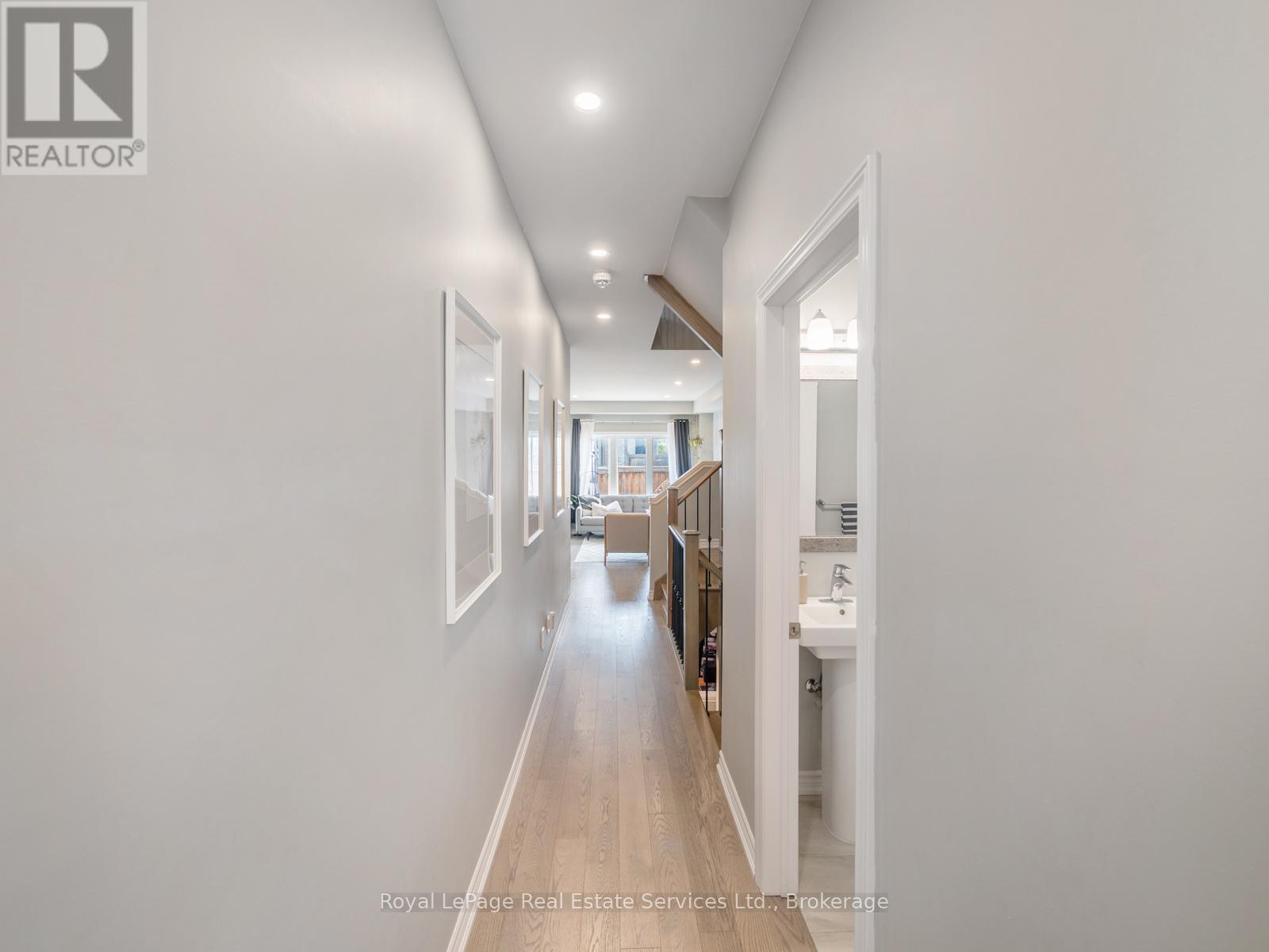 Photo 4 of 431 Athabasca Common, Oakville ON