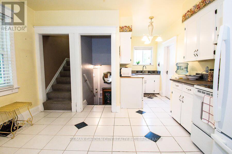 Photo 12 of 25 Garnet Street, St Catharines ON