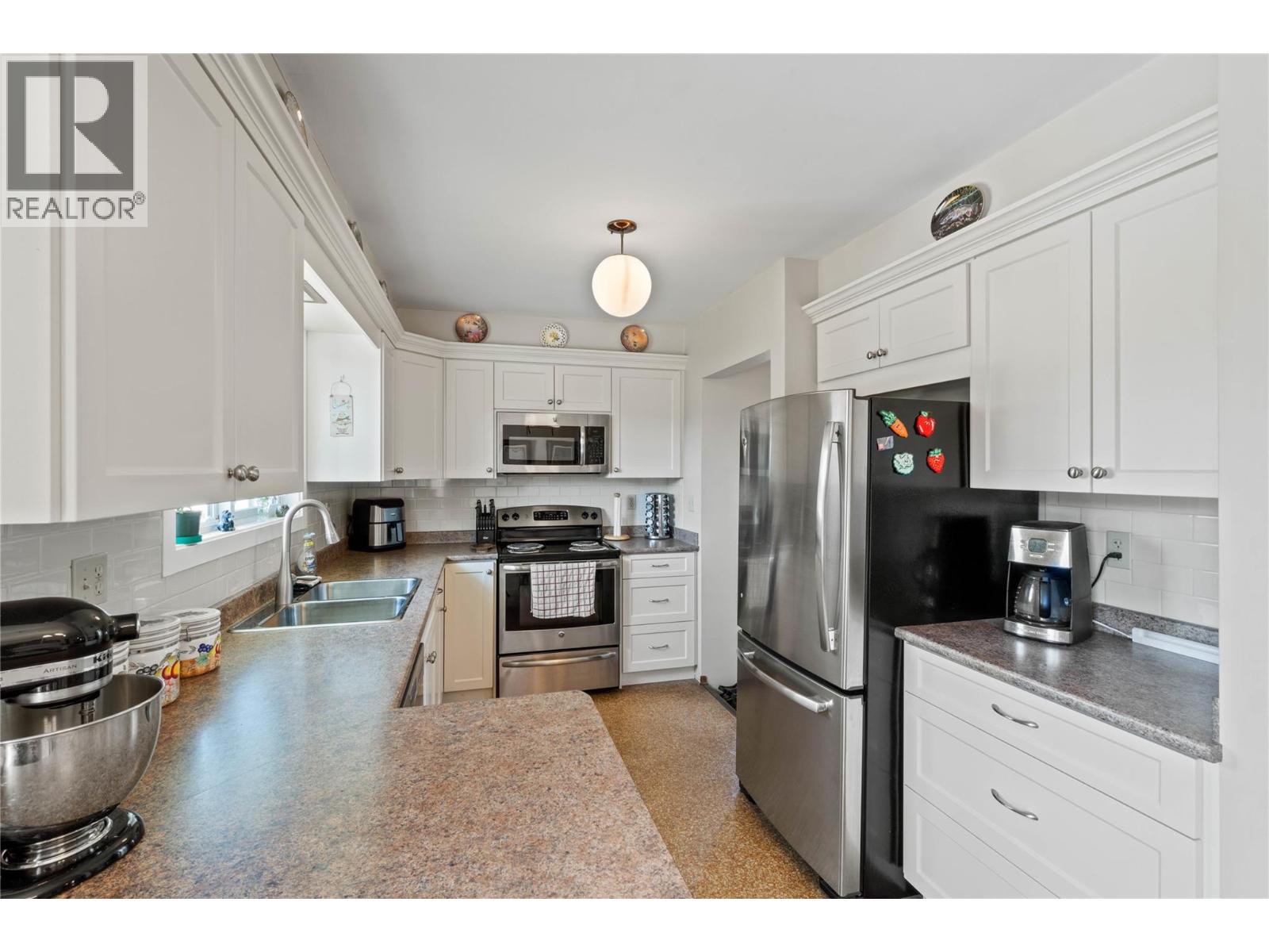 Photo 5 of 2321 Young Avenue, Kamloops BC