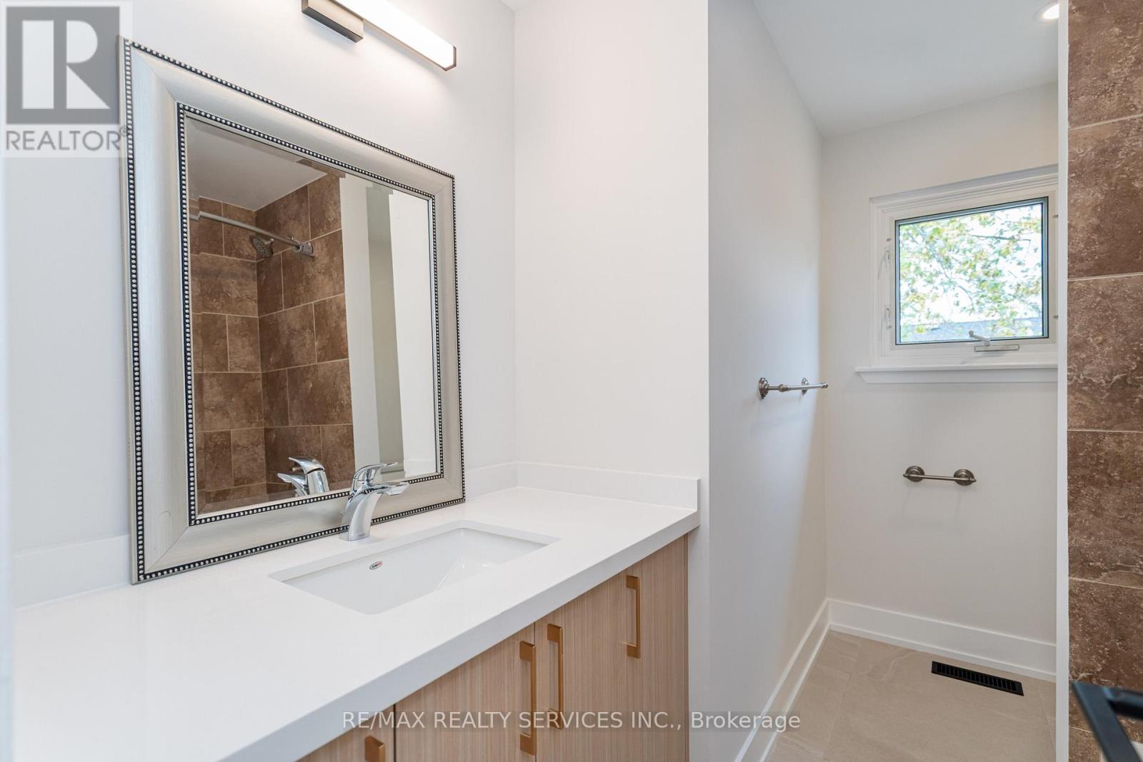 Photo 1 of 2296 Devon Road, Oakville ON