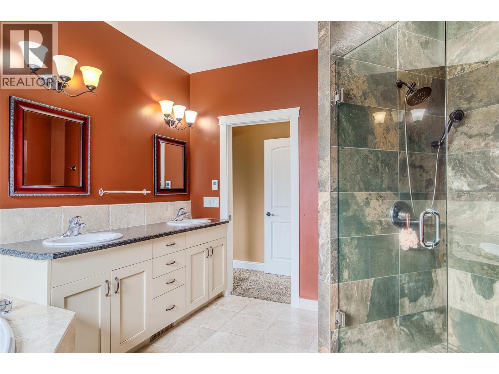 Photo 17 of 1084 Hume Avenue, Kelowna BC