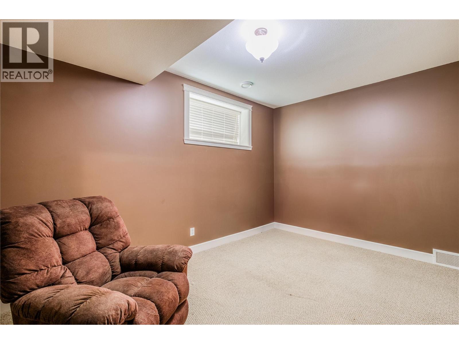 Photo 12 of 1084 Hume Avenue, Kelowna BC