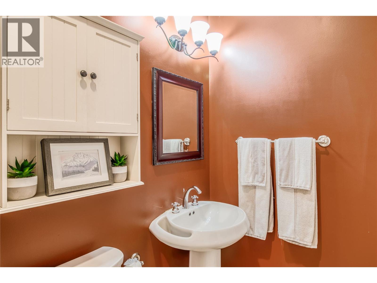 Photo 4 of 1084 Hume Avenue, Kelowna BC