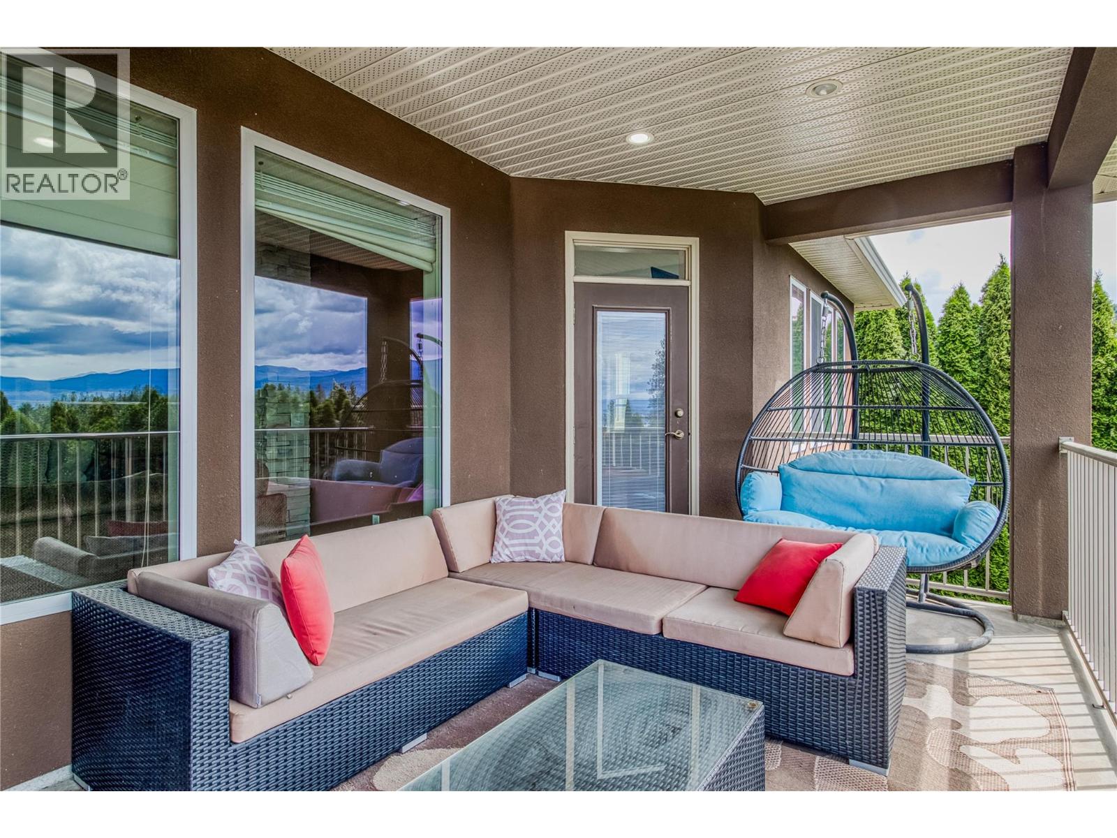 Photo 3 of 1084 Hume Avenue, Kelowna BC