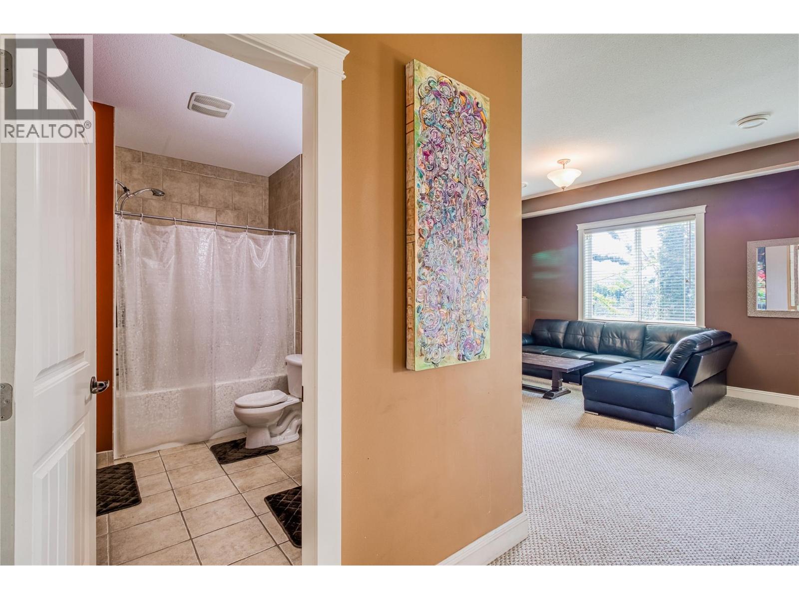 Photo 2 of 1084 Hume Avenue, Kelowna BC