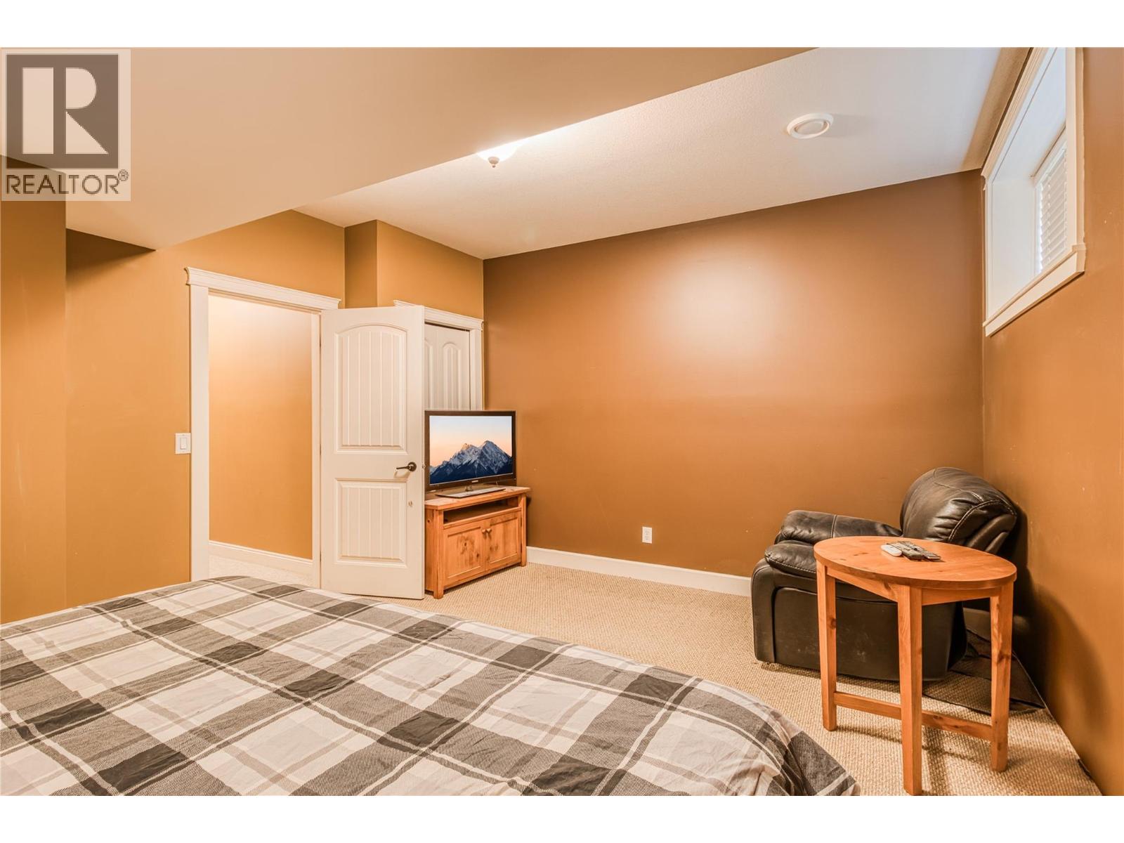 Photo 10 of 1084 Hume Avenue, Kelowna BC