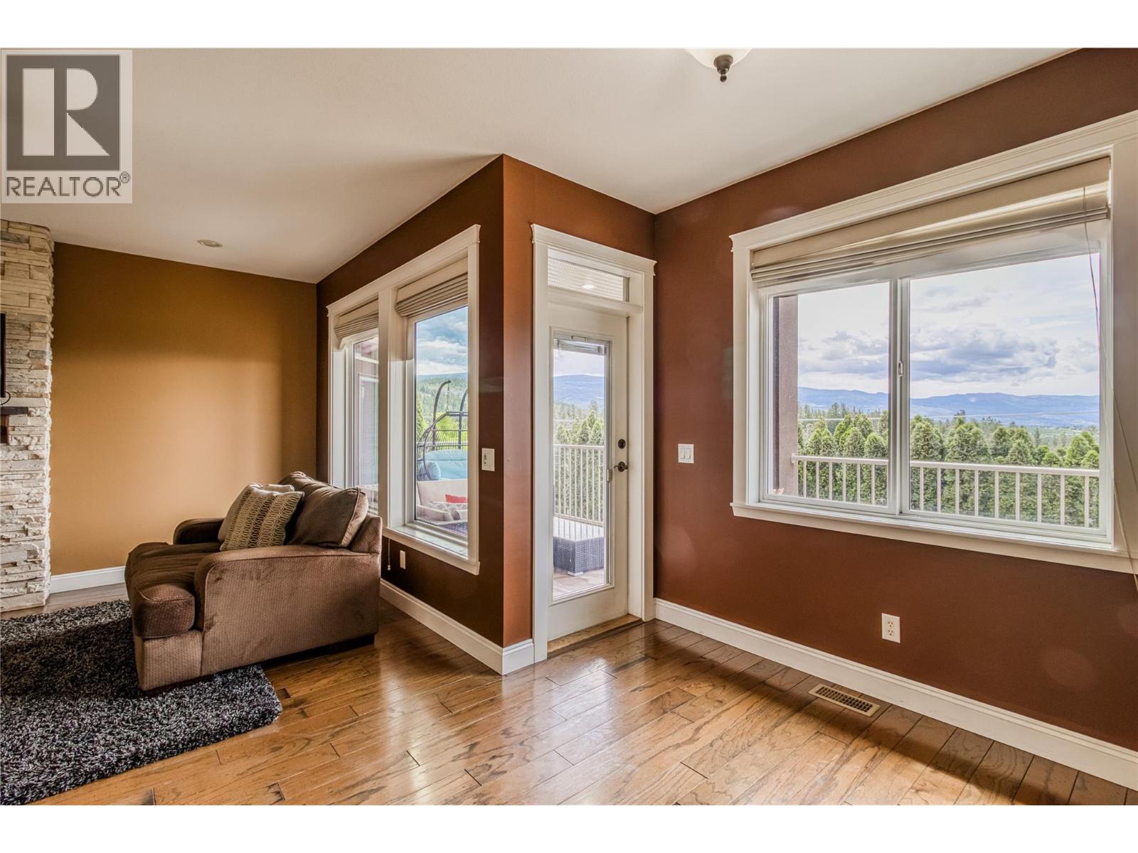Photo 5 of 1084 Hume Avenue, Kelowna BC