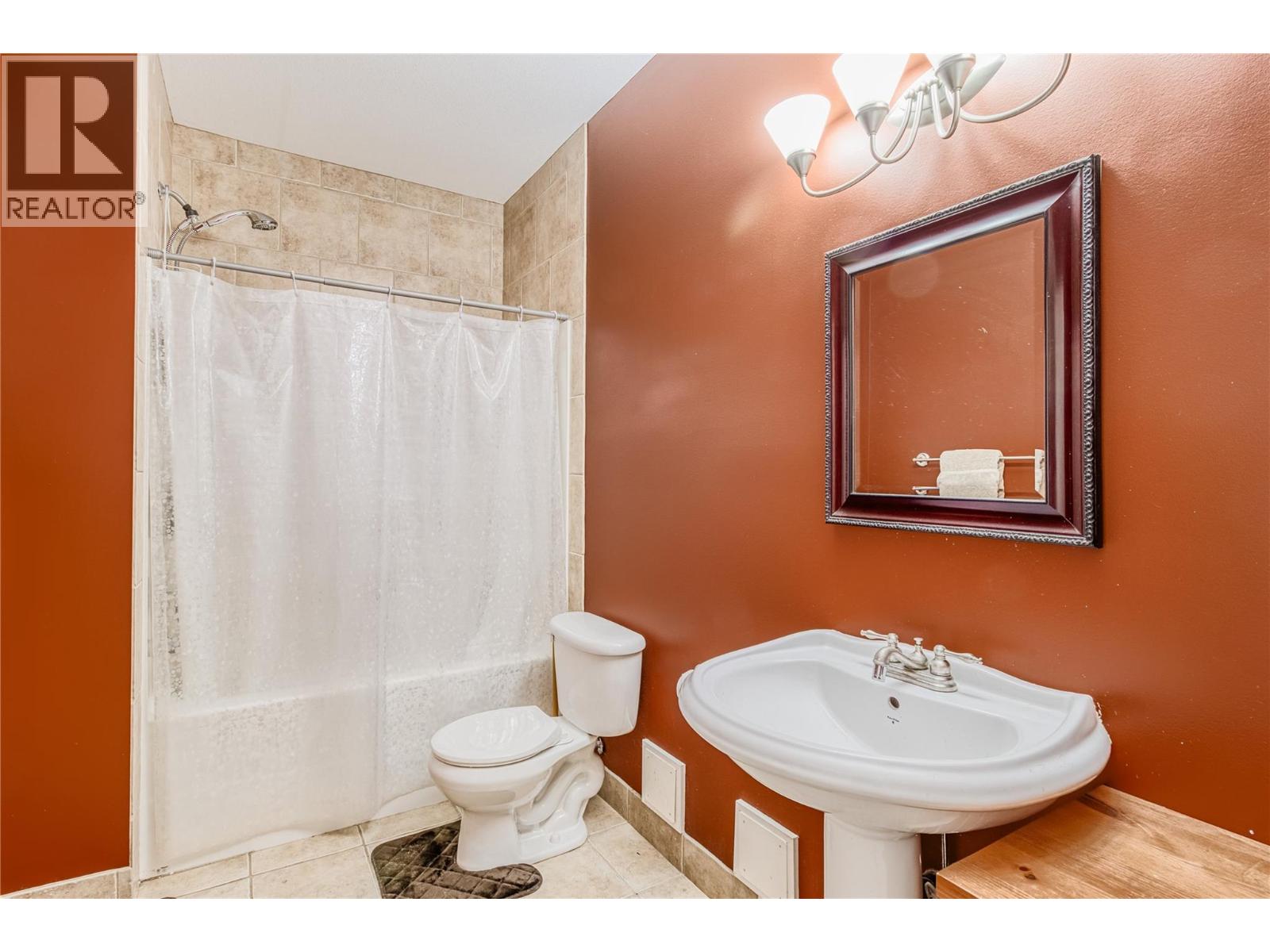 Photo 18 of 1084 Hume Avenue, Kelowna BC