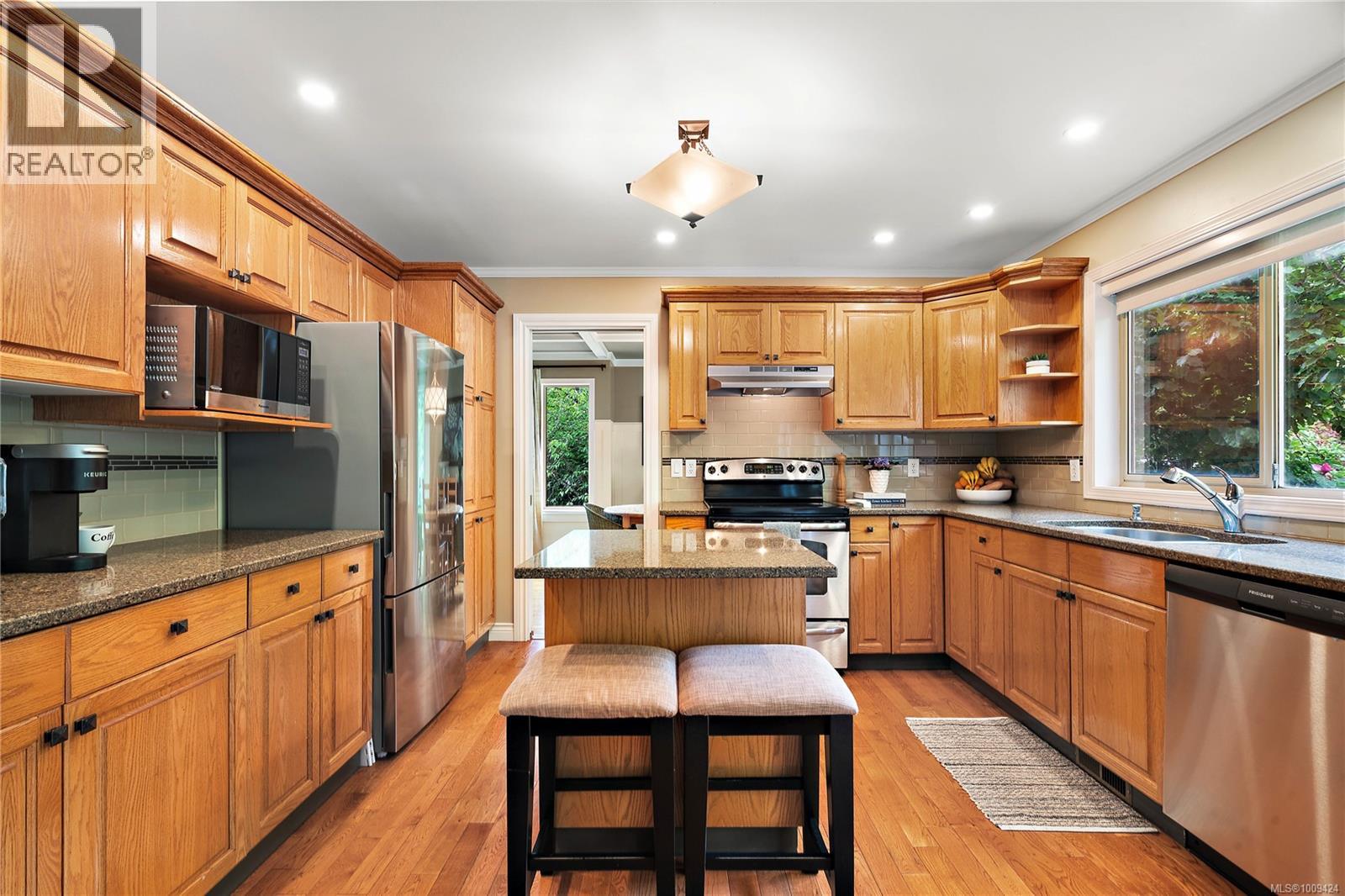 Photo 3 of 1590 Mayneview Terr, North Saanich BC