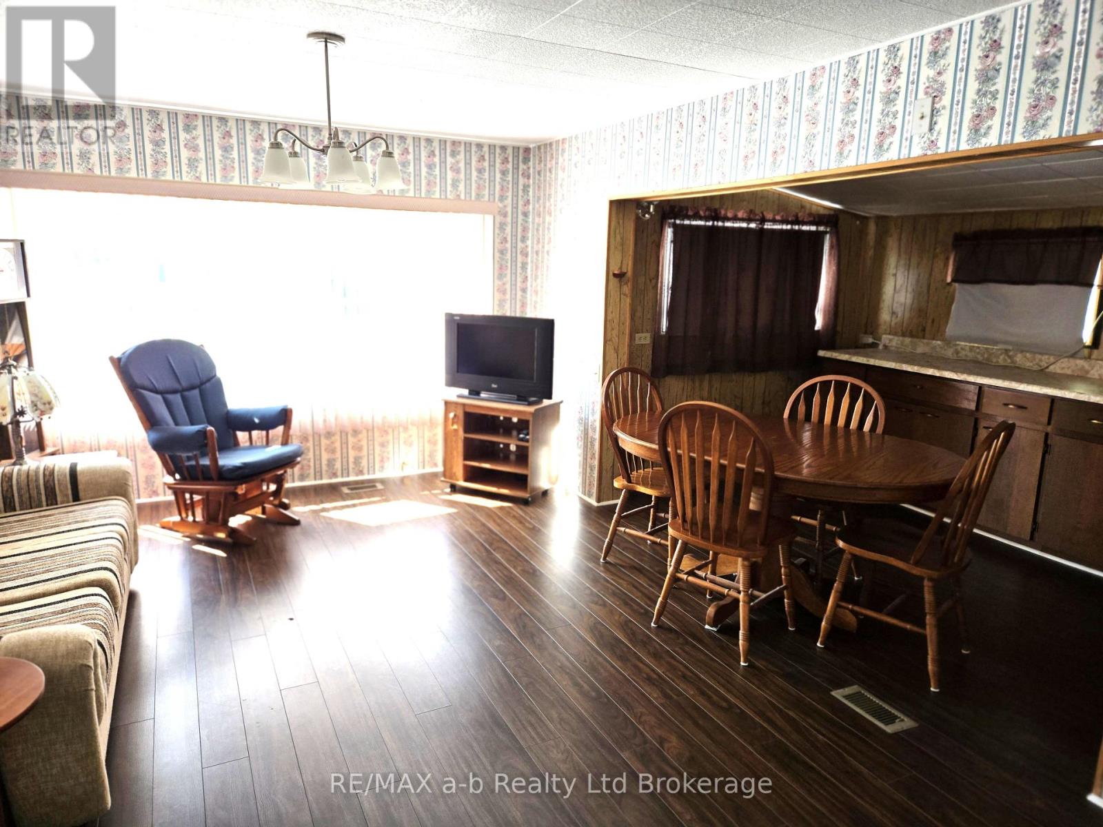 Photo 15 of 8 Third Street, Norfolk ON