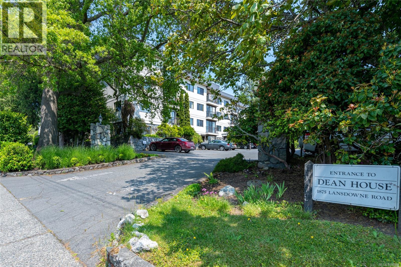 201 1875 Lansdowne Road, Saanich