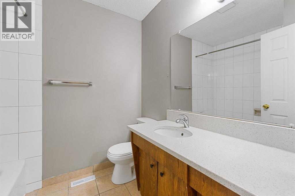 Single Family House Bi-level for Sale in  Beacham Way NW Beddington Heights Calgary 
