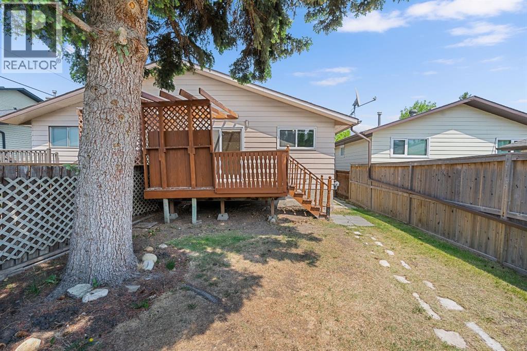 Single Family House Bi-level for Sale in  Beacham Way NW Beddington Heights Calgary 