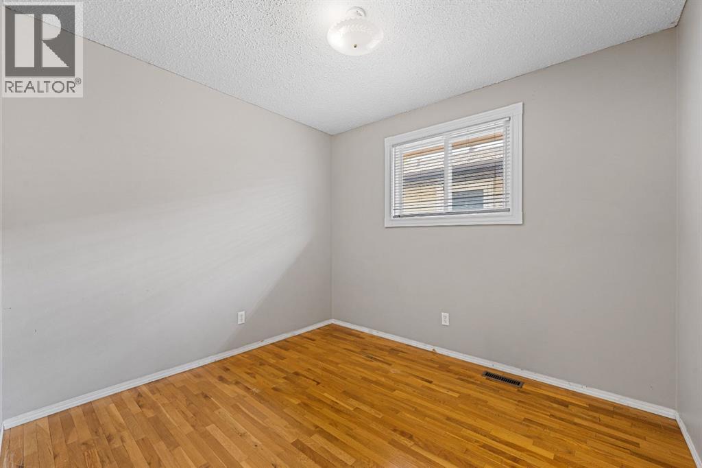 Single Family House Bi-level for Sale in  Beacham Way NW Beddington Heights Calgary 