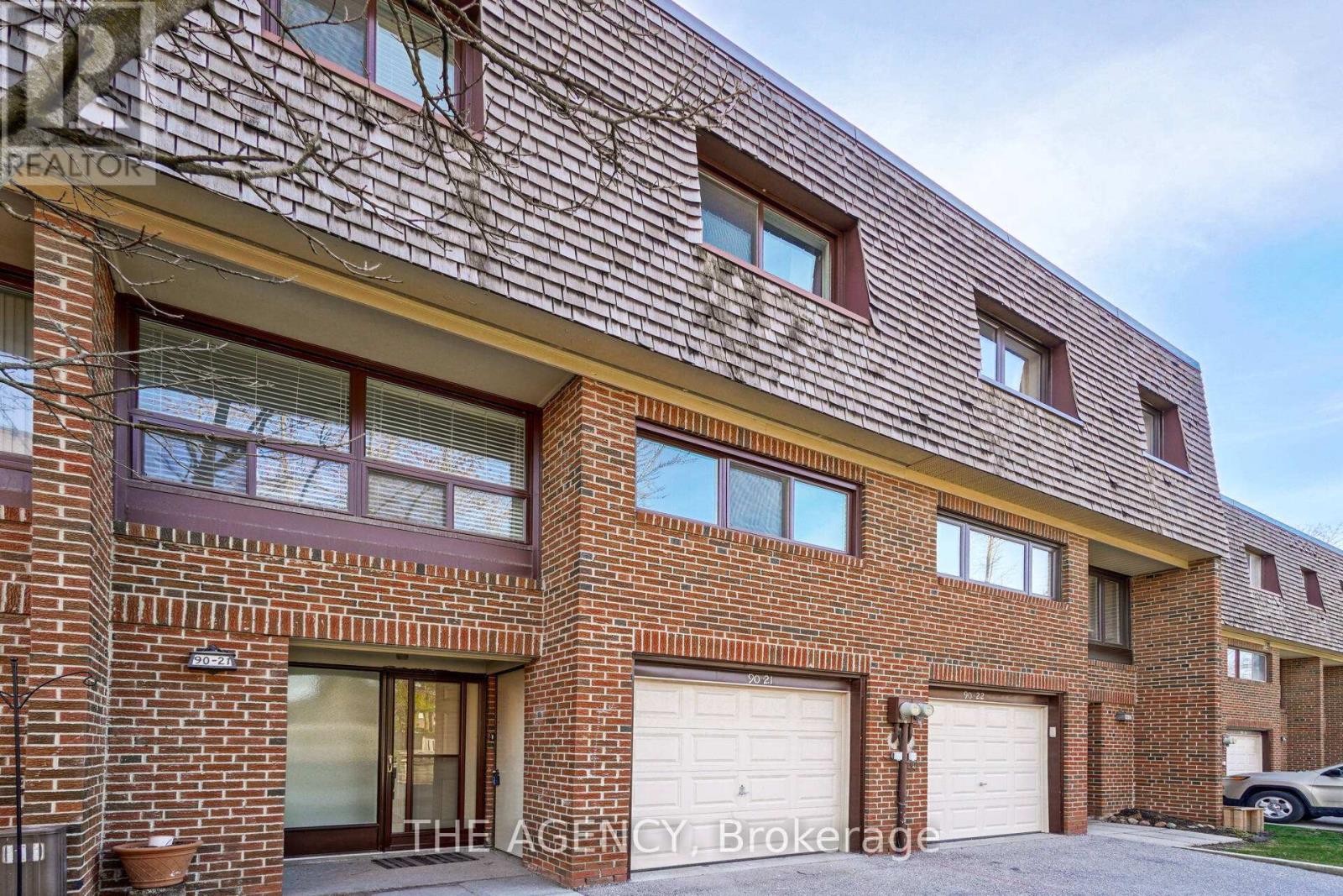 Photo 7 of 21 90 Castlebury Crescent, Toronto ON