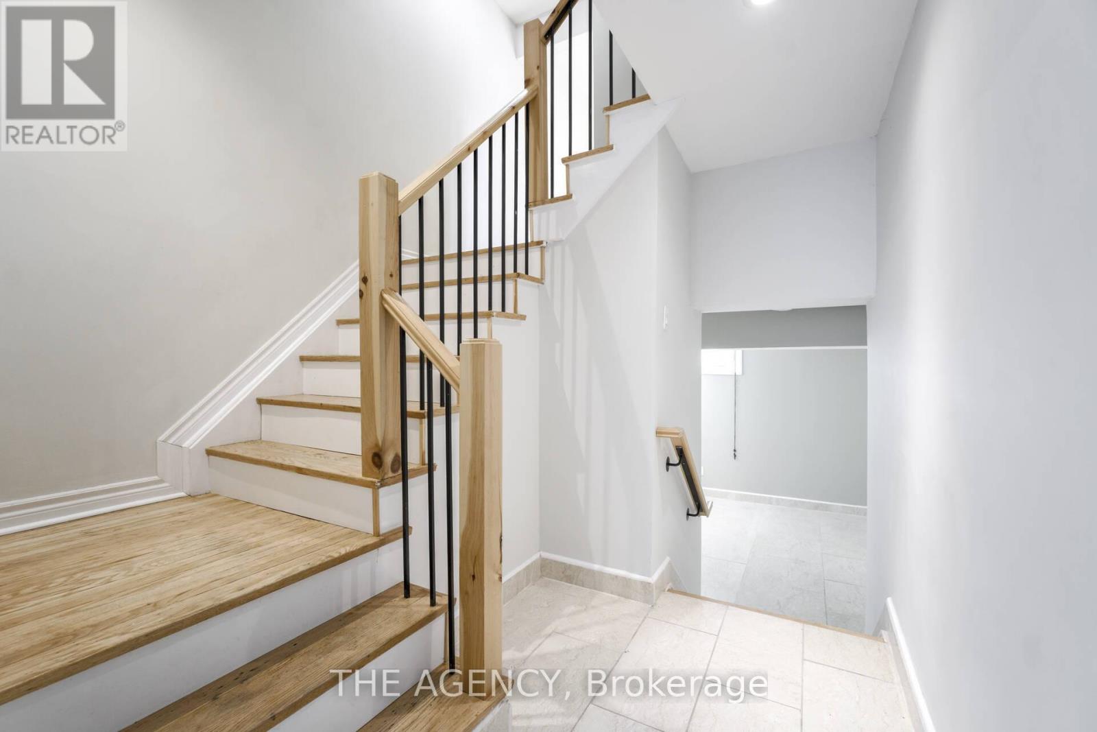 Photo 9 of 21 90 Castlebury Crescent, Toronto ON