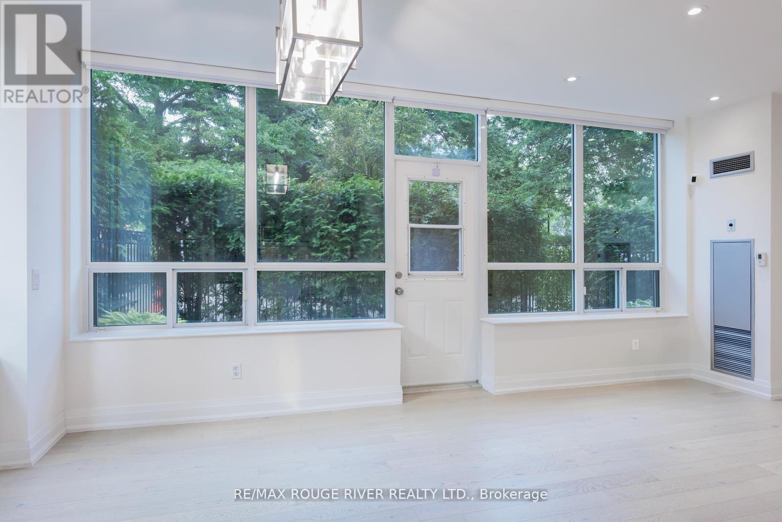 Photo 4 of 109 238 Doris Avenue, Toronto ON