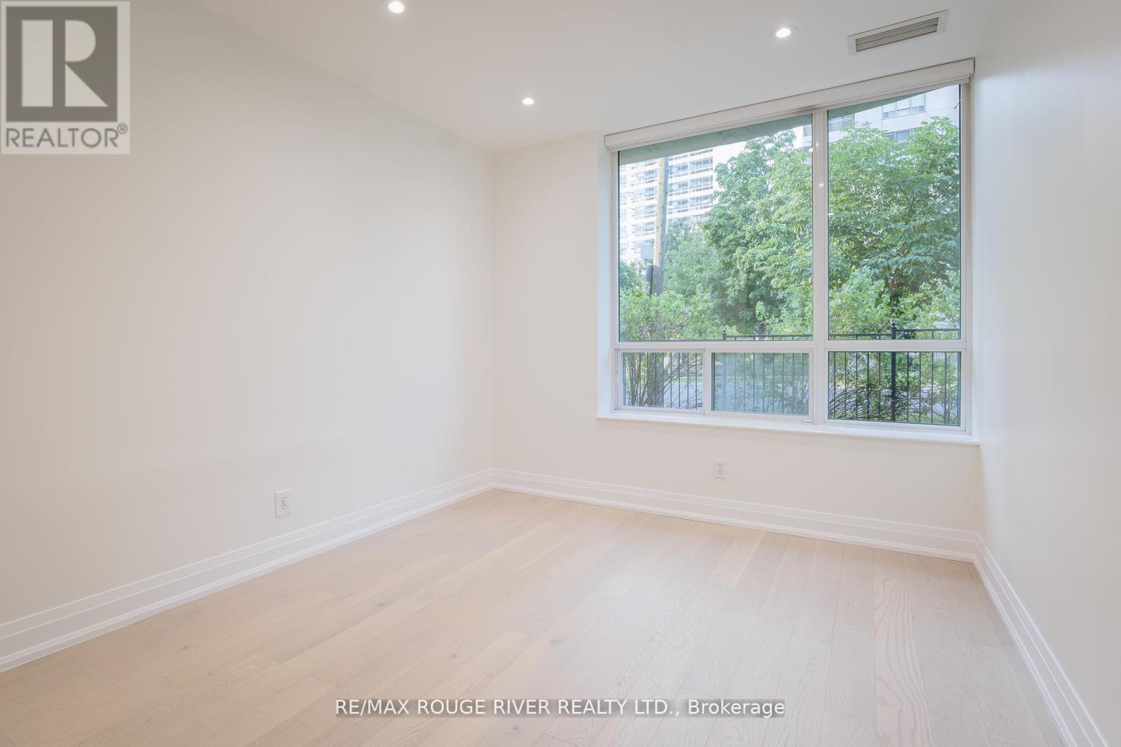 Photo 5 of 109 238 Doris Avenue, Toronto ON