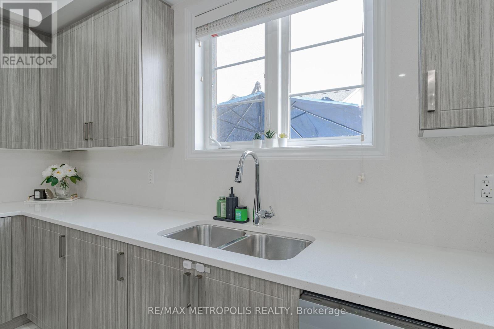Photo 12 of 6 Cornerside Way, Whitby ON