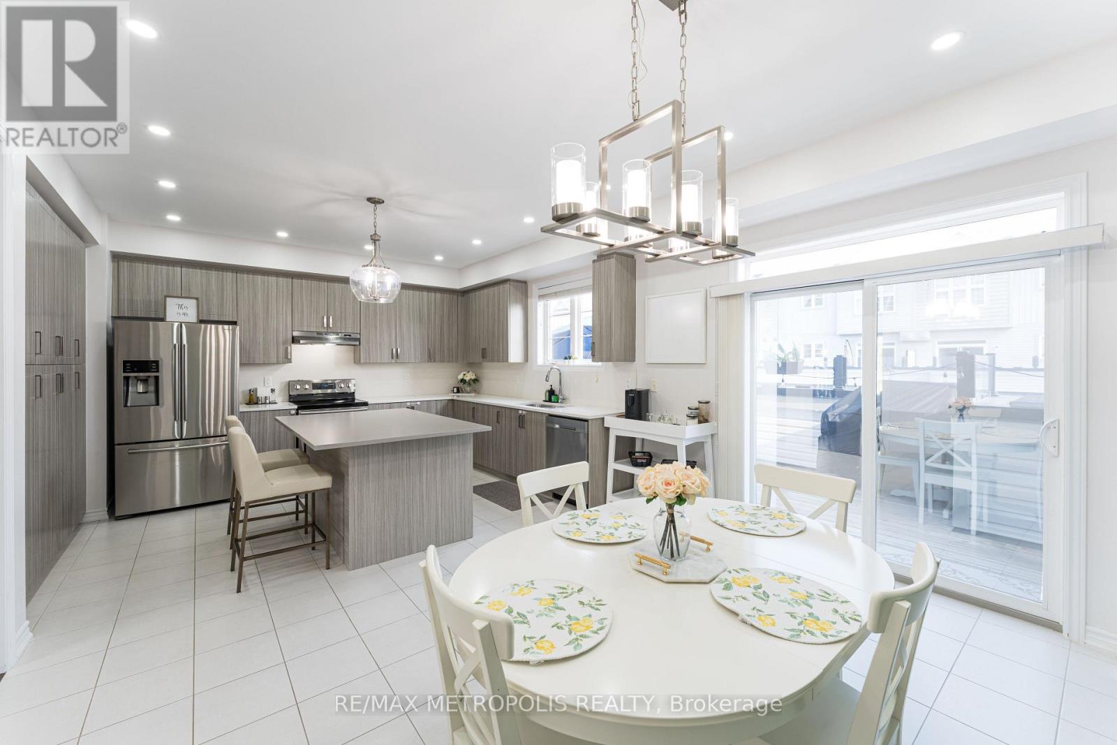 Photo 8 of 6 Cornerside Way, Whitby ON
