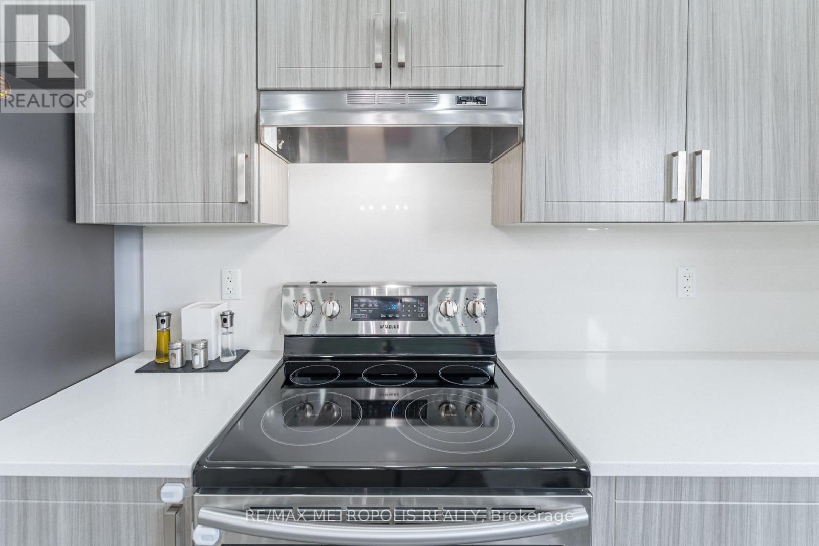 Photo 13 of 6 Cornerside Way, Whitby ON