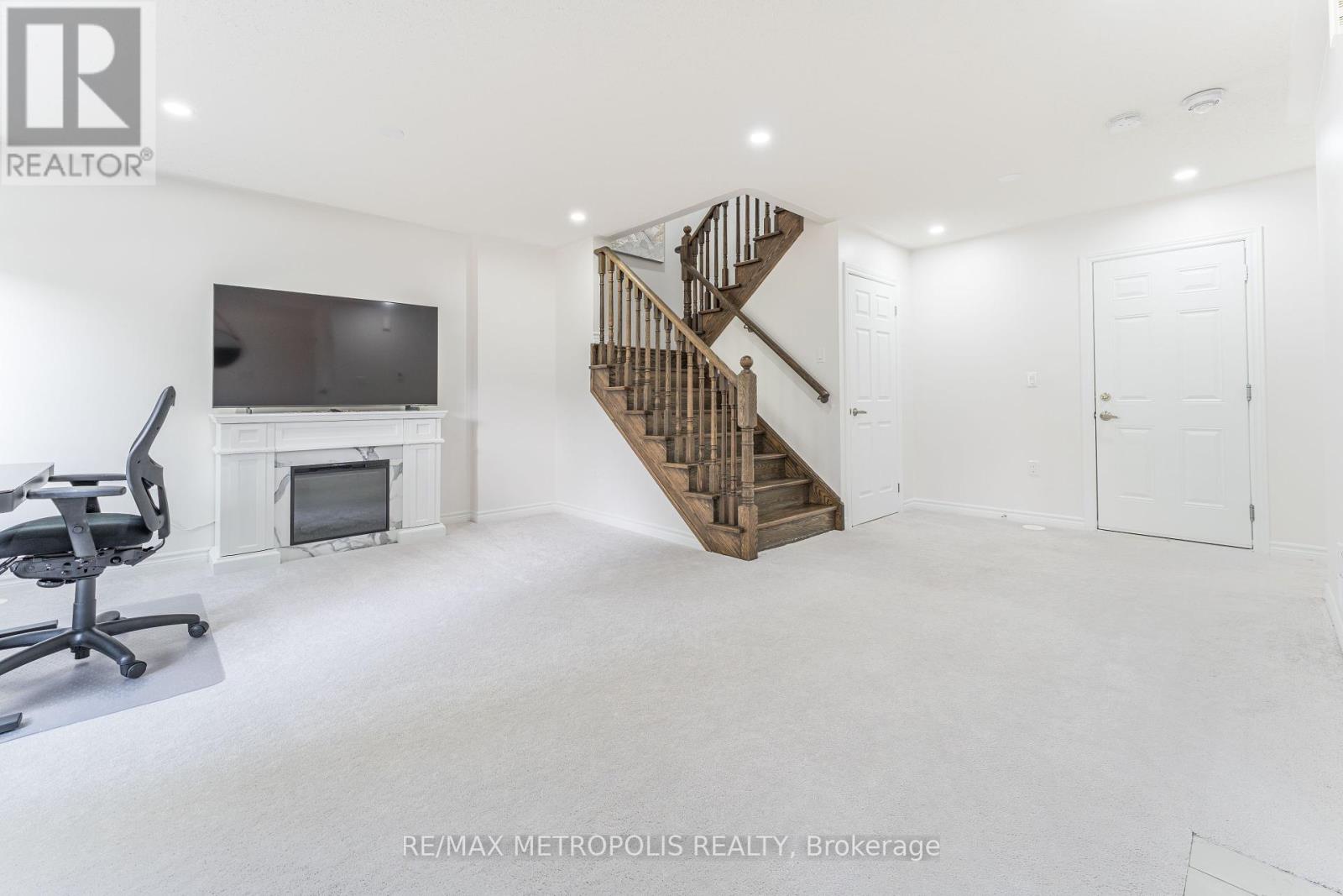 Photo 32 of 6 Cornerside Way, Whitby ON