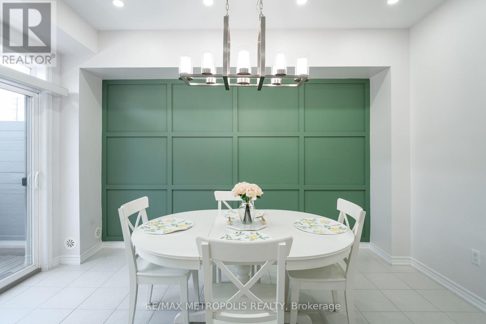Photo 5 of 6 Cornerside Way, Whitby ON