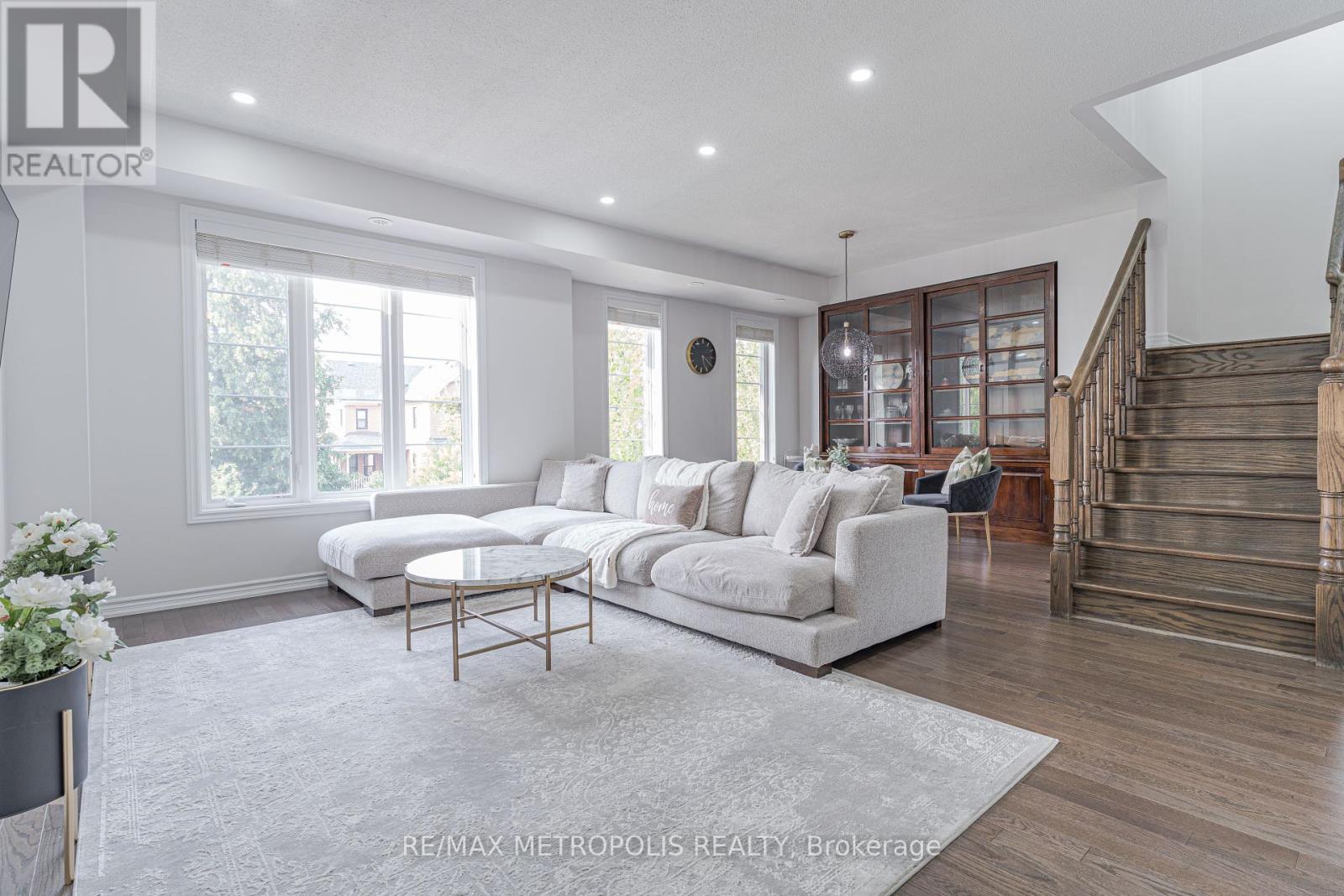 Photo 15 of 6 Cornerside Way, Whitby ON
