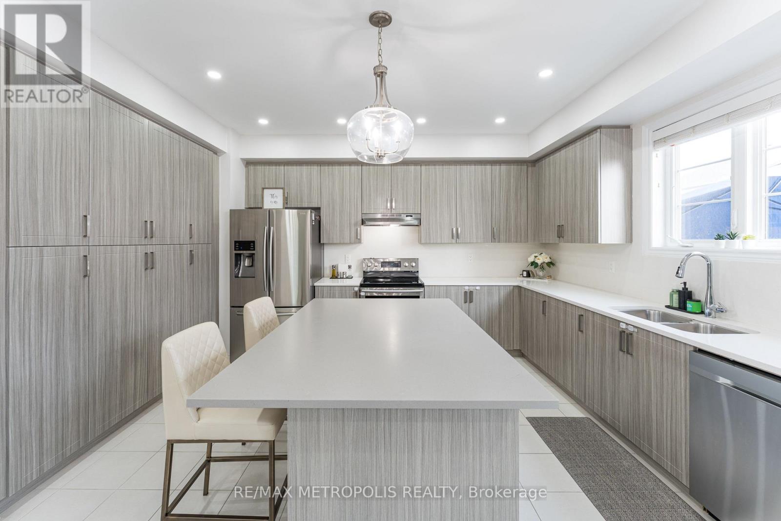 Photo 9 of 6 Cornerside Way, Whitby ON