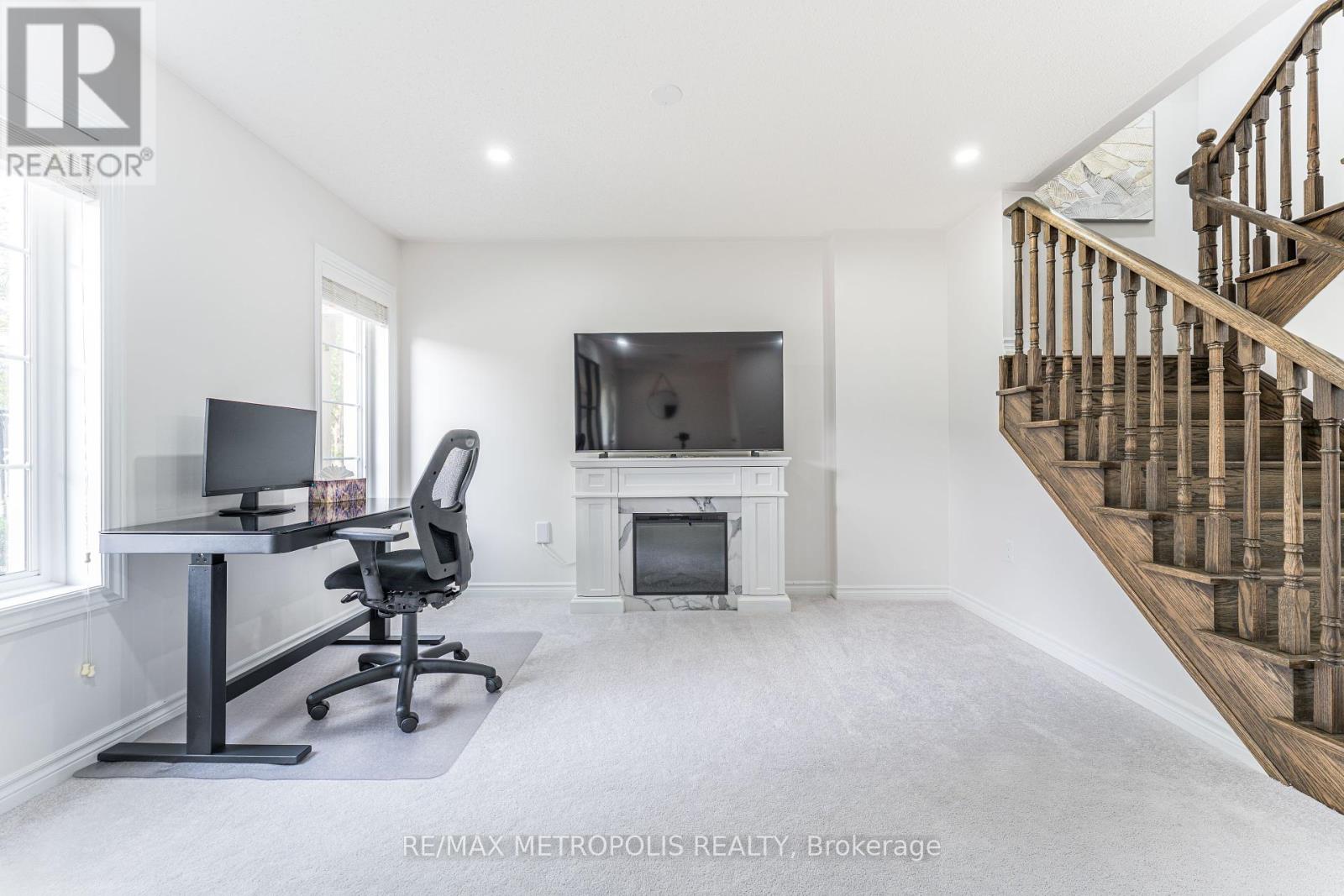 Photo 33 of 6 Cornerside Way, Whitby ON