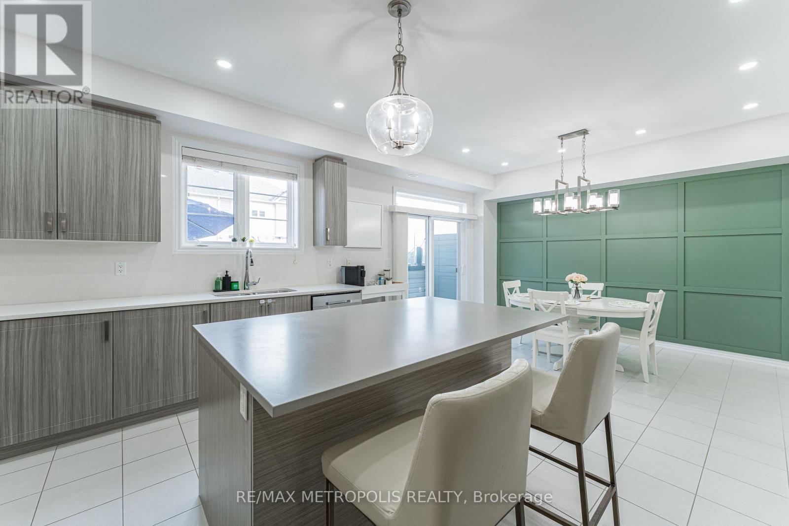 Photo 7 of 6 Cornerside Way, Whitby ON