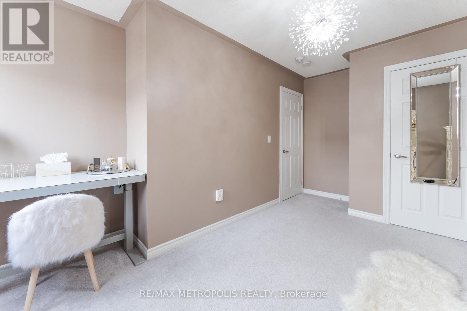 Photo 23 of 6 Cornerside Way, Whitby ON