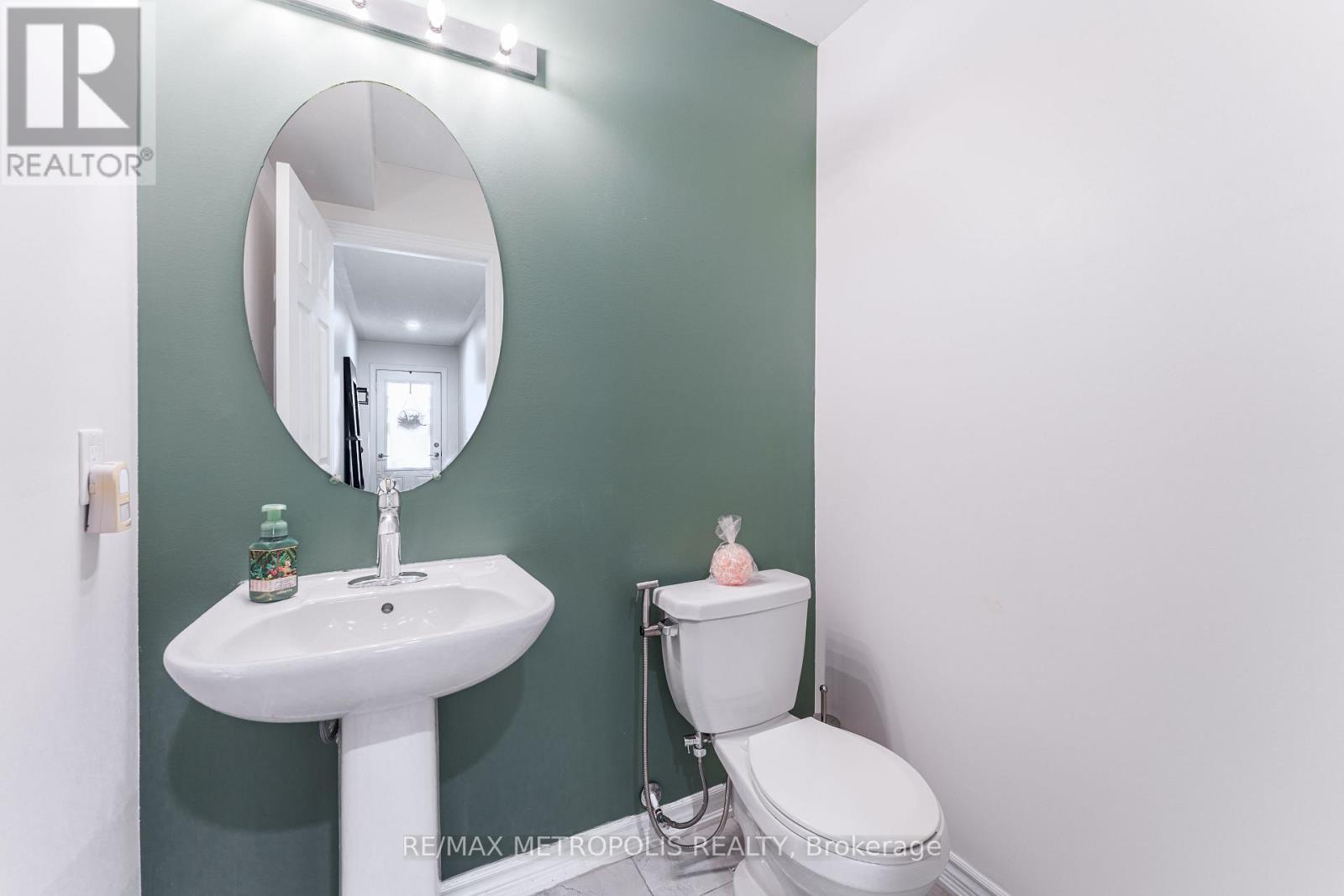 Photo 34 of 6 Cornerside Way, Whitby ON