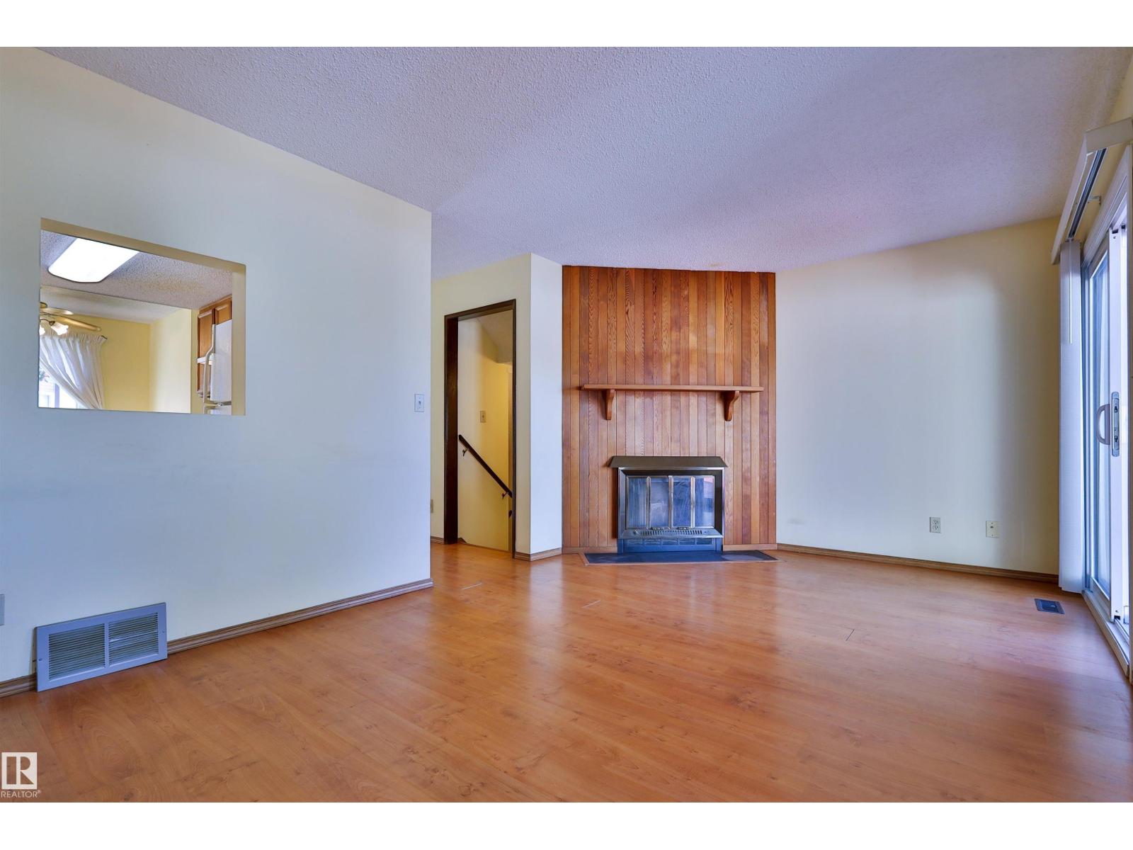 Photo 10 of 51 10453 20 Av Nw, Edmonton AB