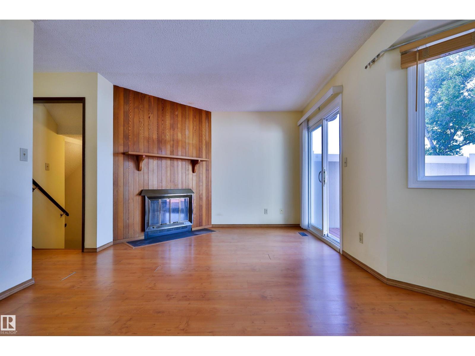 Photo 13 of 51 10453 20 Av Nw, Edmonton AB