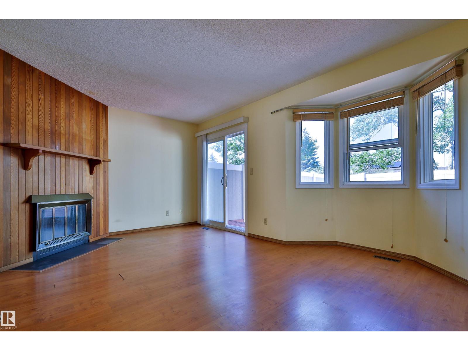 Photo 9 of 51 10453 20 Av Nw, Edmonton AB