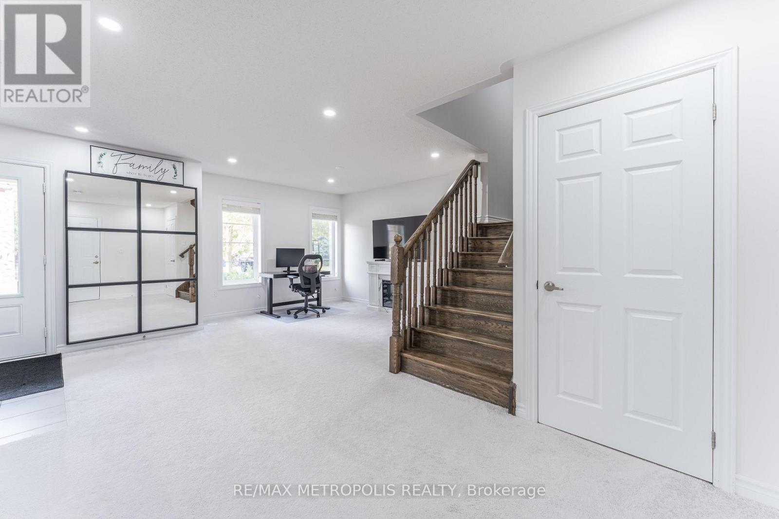 Photo 31 of 6 Cornerside Way, Whitby ON