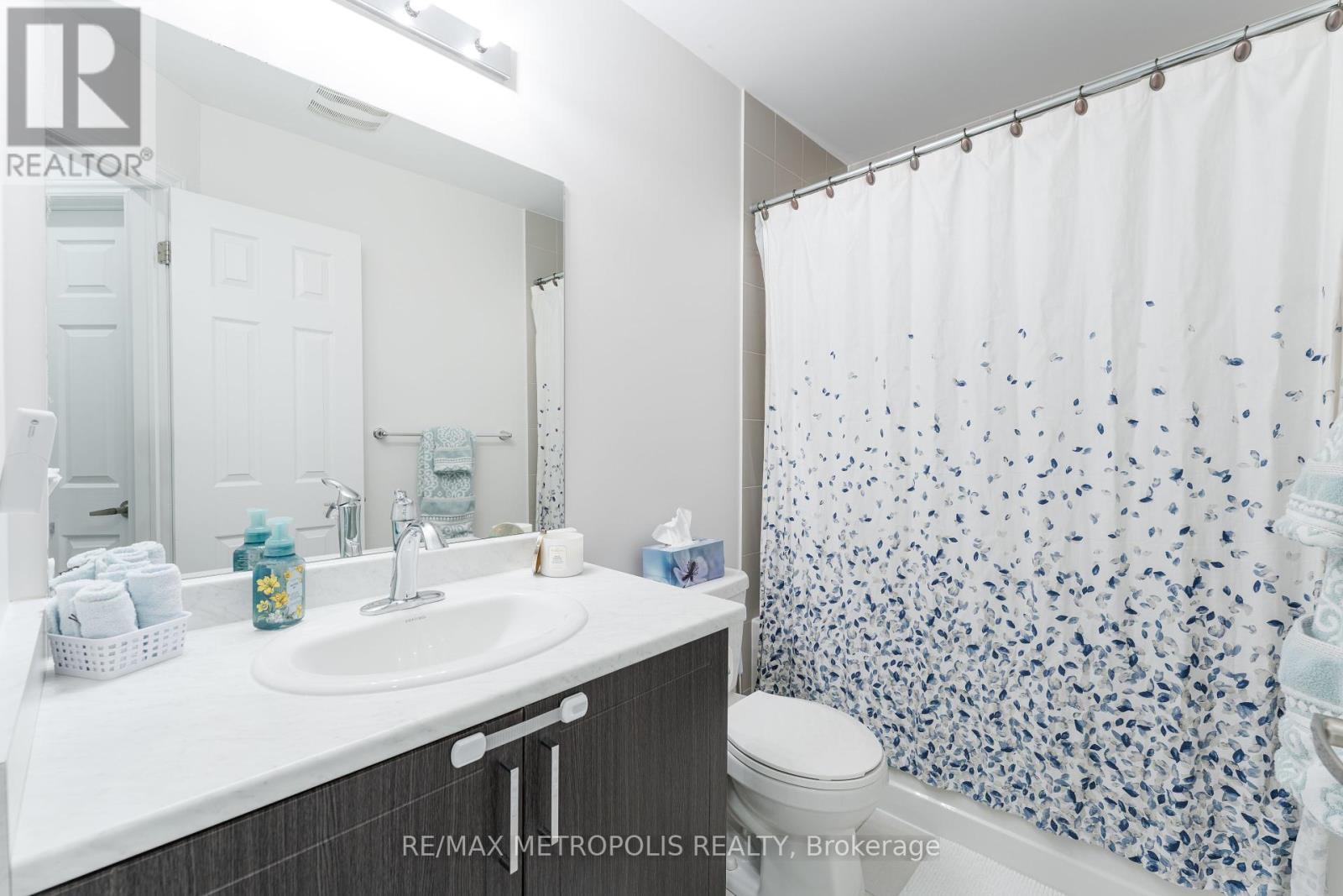 Photo 28 of 6 Cornerside Way, Whitby ON