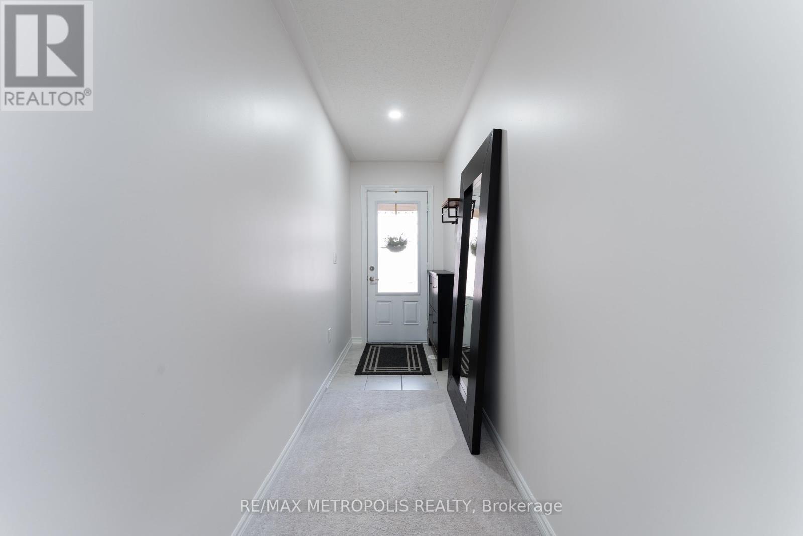 Photo 35 of 6 Cornerside Way, Whitby ON