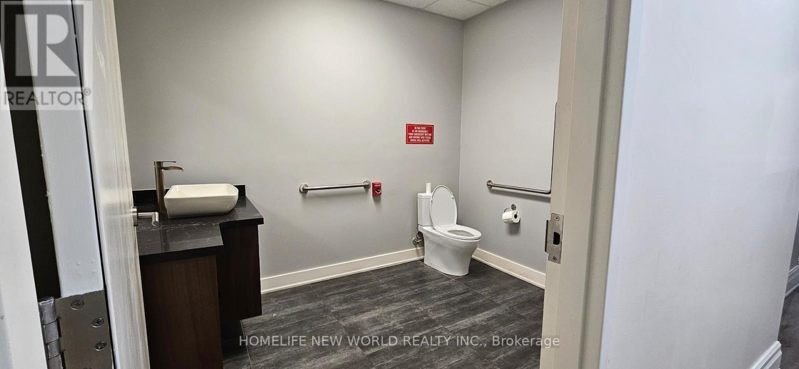 Photo 5 of 6 245 West Beaver Creek Road, Richmond Hill ON