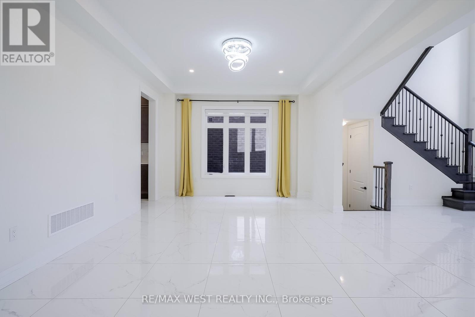 Photo 11 of 106 Silk Twist Drive, East Gwillimbury ON