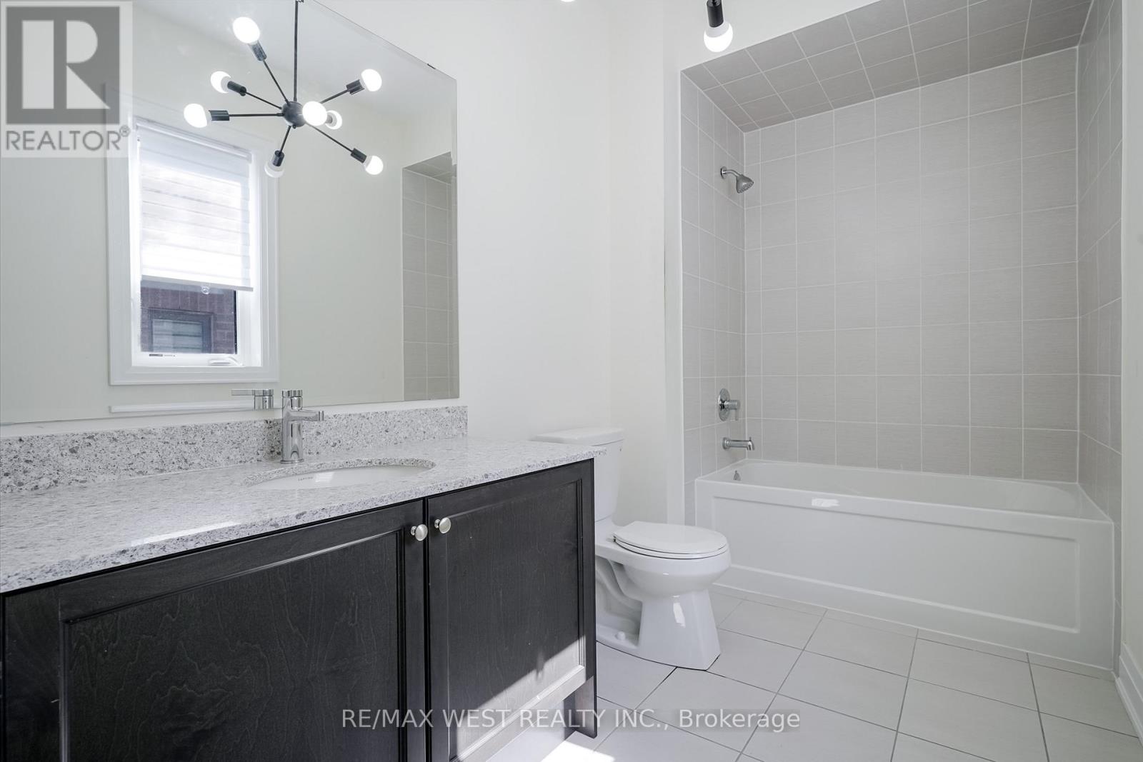 Photo 36 of 106 Silk Twist Drive, East Gwillimbury ON