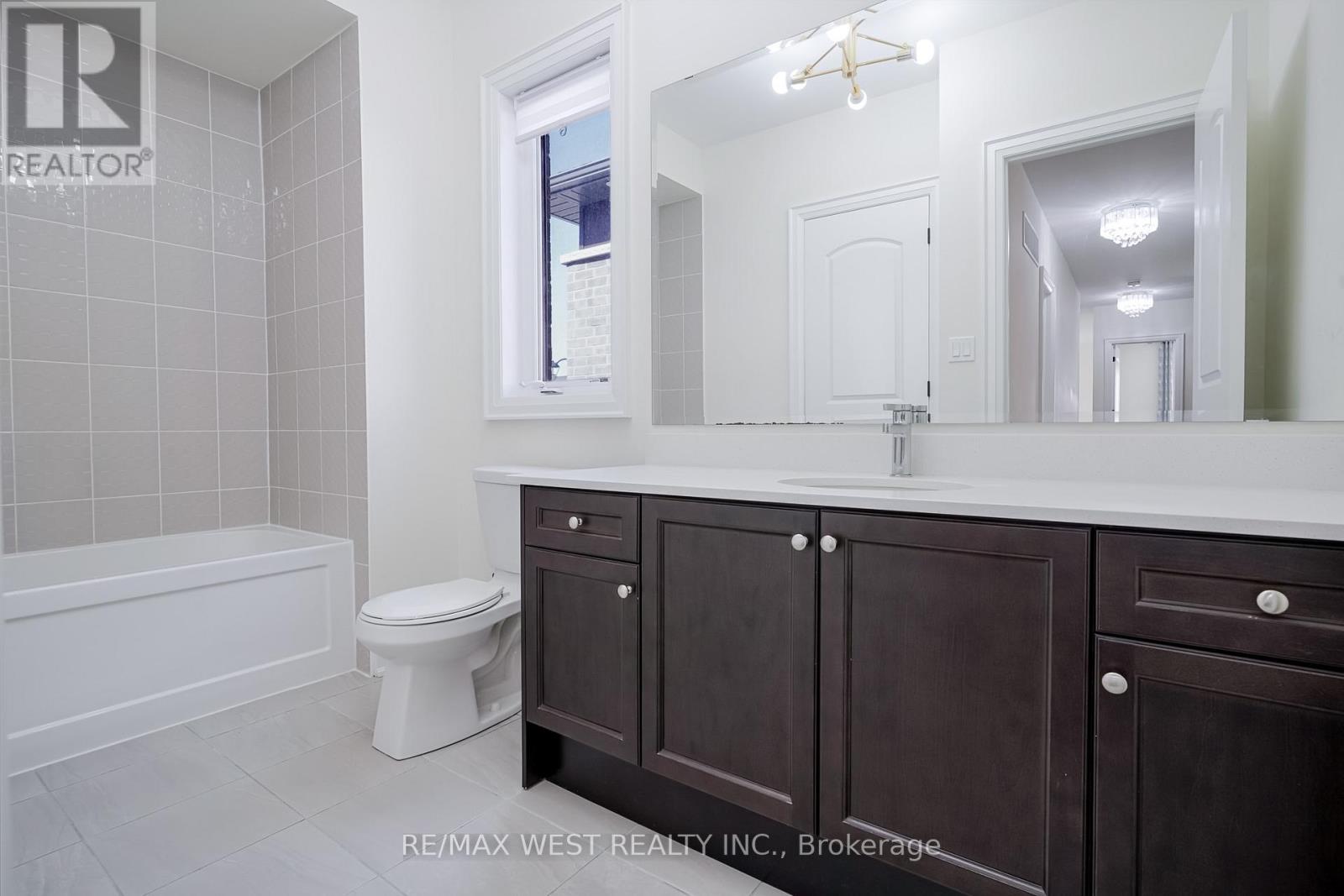 Photo 43 of 106 Silk Twist Drive, East Gwillimbury ON